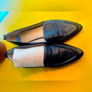 Used black pointed toe flats